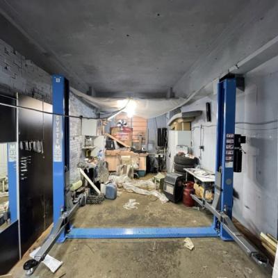 Двухстоечный автомобильный подъемник 